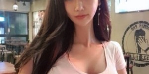 又加入一根手指 湿润|女朋友特别容易喷水