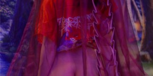朋友开车我和她在车后面 把女儿变成玩具