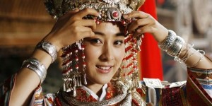 毛主席特赦年轻女匪首，主席逝世，她哭昏数次