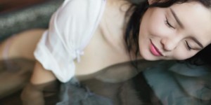 凿壁偷光的主人公 浑圆饱满的美乳