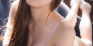两个女优一起感谢你！打开门的你敢洩吗？