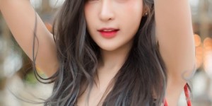混血正妹 让人视线不得不往下的深邃乳沟，这个笑容这个奶整个犯规！