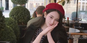 今日妹子图20200322：韩国知性御姐김유빈 运动时胸型太美让人离不开眼！