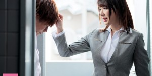 宿舍对面住着巨乳女老师「辻井ほのか」，偷窥被抓包竟被她「诱惑榨干」！