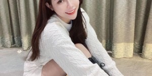 性感IG女神「蹲地拍照」画面好甜，穿「深V洋装」的曲线太诱人了！