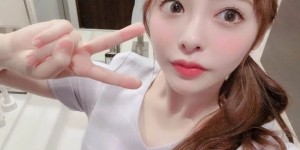 小仓由菜STARS-234 人妻邀请久别的青梅竹马家中玩电动玩具