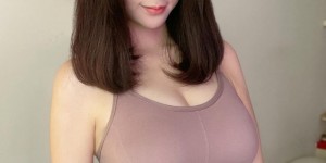 高颜值「短发辣妹」路边展现极品好身材！