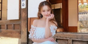 爱穿蓝色紧身衣的「火辣童颜妹」，过生日时转换「性感成熟风」！