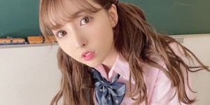 衣襟大开“美胸见客”三上悠亚晒床照，春光一览无遗，粉丝：刚拍完片吗？
