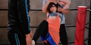 你很能打嘛！最强格斗家“二叶エマ”遭下药变弱女子，被手下败将“多人强上”！