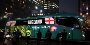 迈博体育 英格兰抵达墨西哥遭球迷辱骂，酒店外安保升级备战严峻考验
