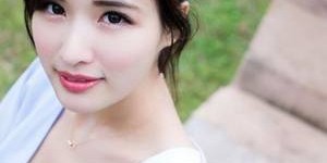 【迈博体育myball】狂揉着一对硕大的乳球 车里不小心挤进去了