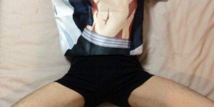 《二次元帅哥把拔抱枕》引发宝妈们共鸣 把动漫抱枕当老公
