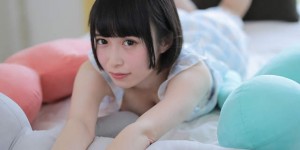 小只马人型抱枕 美眉抱着它身体感觉被需要