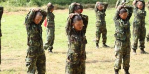 白领丽人与兵哥哥约会AA制 父母：体贴等于放纵他