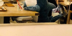 带鲨鱼抱枕就餐“约会” 娃娃被当人服务超有爱