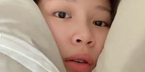 鸡排妹郑家纯晒素颜床照 宅男女神素颜显清纯