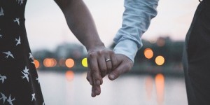 男友用被前任拒绝的婚戒求婚 女友无法接受“一戒两用”