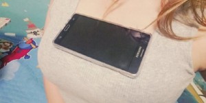邪恶Gif：童颜女神天木纯（あまきじゅん）的胸部放手机动态图