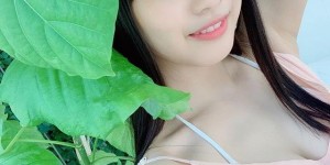 格斗选手旁的「举牌女郎」超可爱，冠军的焦点全被她抢走啦！