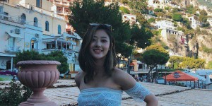 旅游美女Selina晒旅游照 笑容甜美气质迷人