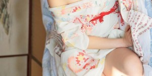躺在床上腿靠在墙上 父亲与女儿香火