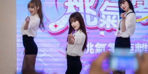 【网络美女】桃氣女孩变身职场风格 OL！黑色窄裙展现优雅气质，粉丝直呼惊艳