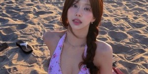 可爱脸庞难以想象的丰满身材！韩国女演员穿粉色系带泳装享受夏日