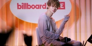 TXT 崔然竣在 BTS 也曾登台的历史性场馆献上震撼舞台！在美国同样彰显 solo 艺人存在感
