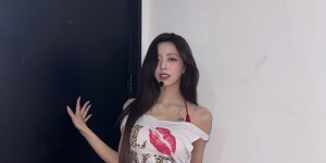 是不是太短了？尤娜穿搭“暴露内心”，身材比例出众，被人说有“异次元风格”