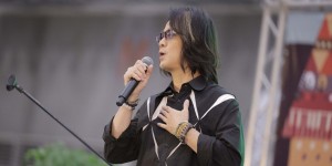 擁兩女兒的阿沁自稱是「抱女兒魔人」！每日四抱成日常基本活動！
