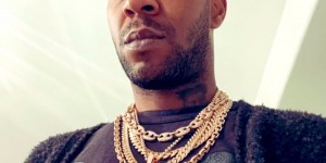 頂替肯爺登音樂節遭觀眾嫌棄！Kid Cudi「被水瓶猛K臉」怒摔麥離場震驚全網