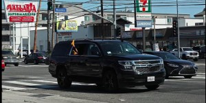才爆吸食不明液體！超模Cara「光腳在機場遊蕩」眼神渙散如喪屍　家人憂：她很不正常