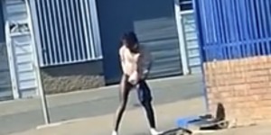 女子當街洗妹妹！「狂撈水溝水」清潔下體　40秒片瘋傳網調侃：大戰之前先淨身