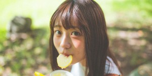 甜美小吃货「こもれびもか」总是一脸无辜吃着美食 让人看了也好想咬一口