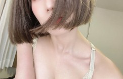 胸好大！老婆的巨乳姐姐「藤森里穂」穿内裤在家太诱惑，忍不住硬扑了上去！