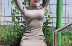 高颜值「水蛇腰辣妹」逆天身材！白皙美腿视角叫人无法专心