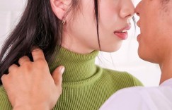 从来不穿胸罩！喜欢亲超爱舔还要人家从后面来！脱掉眼镜的她决定一生都要很肉食！ …