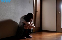 变态继父逼“枫カレン”换高中制服给他上　为了妈妈的幸福只能忍！