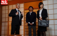 “葵つかさ”赶不上终电被迫和上司同住一晚 被下药硬上竟上瘾了