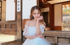 爱穿蓝色紧身衣的「火辣童颜妹」，过生日时转换「性感成熟风」！