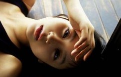 【迈博体育myball】桌球上的宴遇 韩国 亲我下面我装睡着