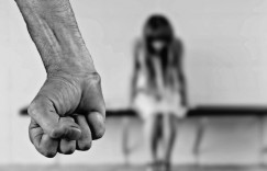 击退痴汉的方法靠化妆？日本美女主播：看起来气势要强