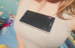 邪恶Gif：童颜女神天木纯（あまきじゅん）的胸部放手机动态图