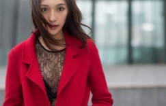 地铁惊现美腿正妹，一转正面颜值好甜美