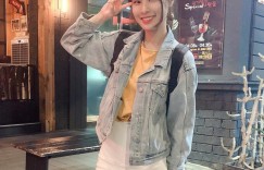 天然清新Youtuber「泥泥汝niniru」秀出泳衣中的泳衣还说有垫，网友：有没有垫都很正