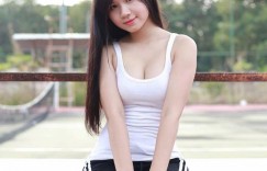 越南眼镜正妹甜美可爱，凹凸身材更诱惑