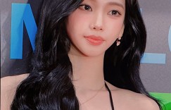 【网络美女】韩网热议 Karina x Faker「梦幻联动」网友沸腾：不知道该羡慕谁