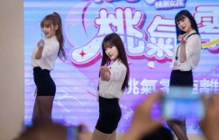 【网络美女】桃氣女孩变身职场风格 OL！黑色窄裙展现优雅气质，粉丝直呼惊艳