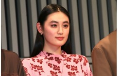 “太美了……”八木莉可子，大胆的单肩衬衫身姿反响